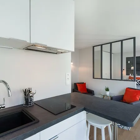 Apartment Centre *
